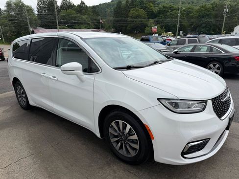 Used 2022 Chrysler Pacifica Touring-L FWD image 3