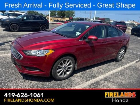 Used 2017 Ford Fusion SE w/ Fusion SE Technology Package FWD image 2