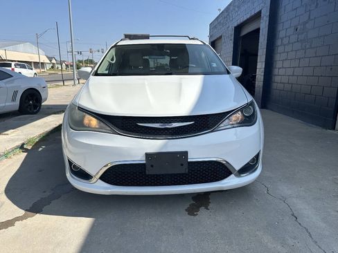 Used 2017 Chrysler Pacifica Touring-L FWD image 3
