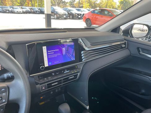 Used 2025 Toyota Camry LE image 18