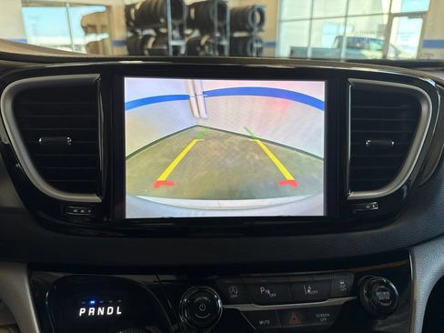 Used 2024 Chrysler Pacifica Touring-L FWD image 15