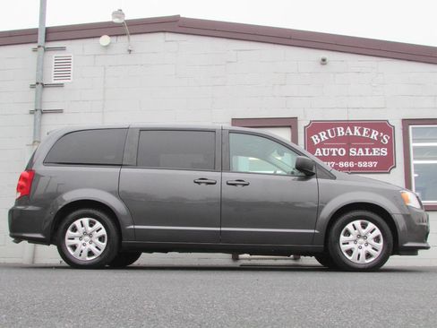Used 2018 Dodge Grand Caravan SE w/ UConnect Hands-Free Group image 1