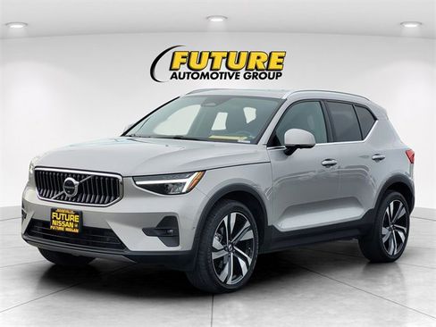 Used 2023 Volvo XC40 B5 Plus image 5