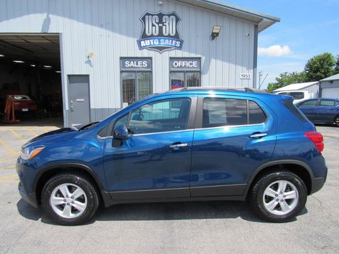 Used 2020 Chevrolet Trax LT w/ LT Convenience Package AWD/4WD image 3