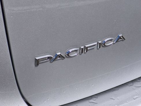 Used 2024 Chrysler Pacifica Touring-L FWD image 10