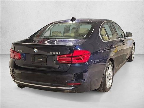 Used 2017 BMW 330i xDrive Sedan AWD/4WD image 5