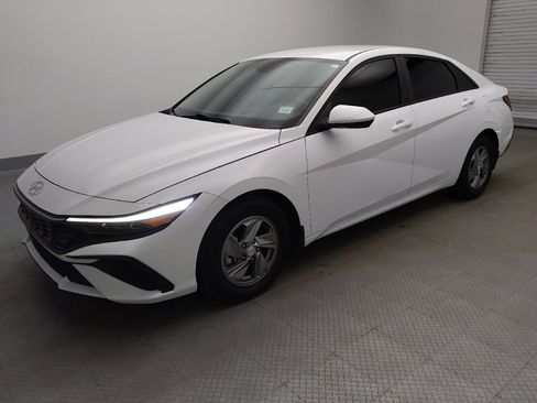 Used 2025 Hyundai Elantra SE FWD image 2