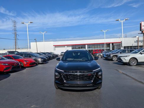 Used 2025 Chevrolet Trax RS w/ Driver Confidence Package image 3