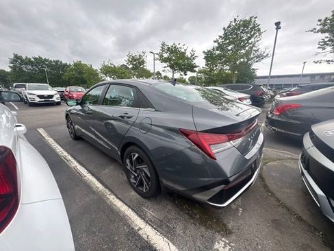 Certified 2025 Hyundai Elantra Limited FWD image 6