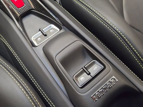 Used 2021 Ferrari F8 Tributo image 38