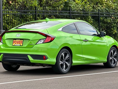 Used 2018 Honda Civic Touring image 4