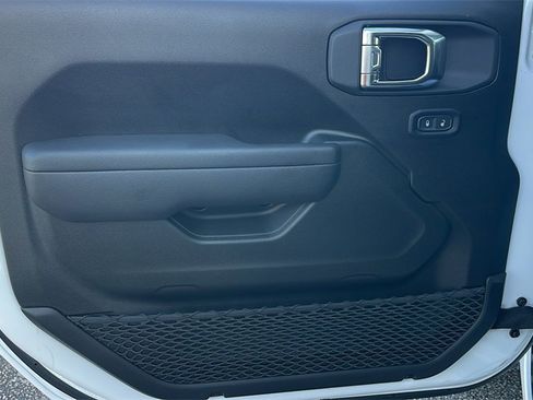 New 2025 Jeep Gladiator Sport image 15