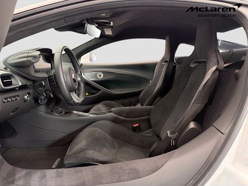Used 2025 McLaren Artura RWD image 11