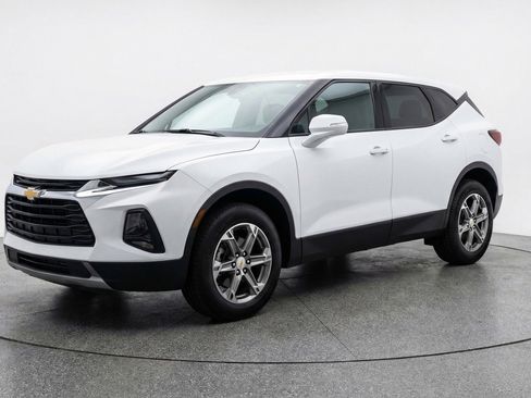 Used 2025 Chevrolet Blazer LT image 3