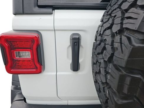 Used 2025 Jeep Wrangler Unlimited Rubicon AWD/4WD image 32