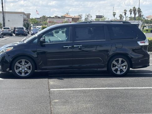 Used 2018 Toyota Sienna SE Premium w/ Carpet Mat Package image 4