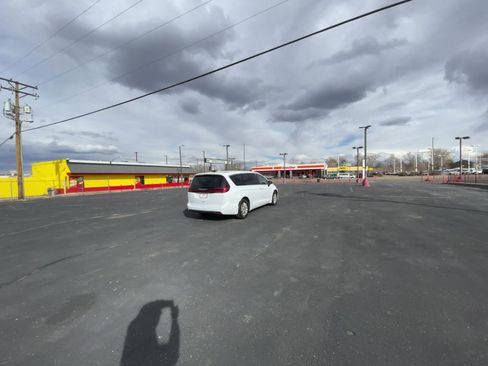 Used 2025 Chrysler Pacifica Select image 10