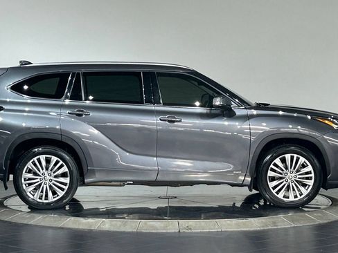 Used 2024 Toyota Highlander Platinum AWD/4WD image 11