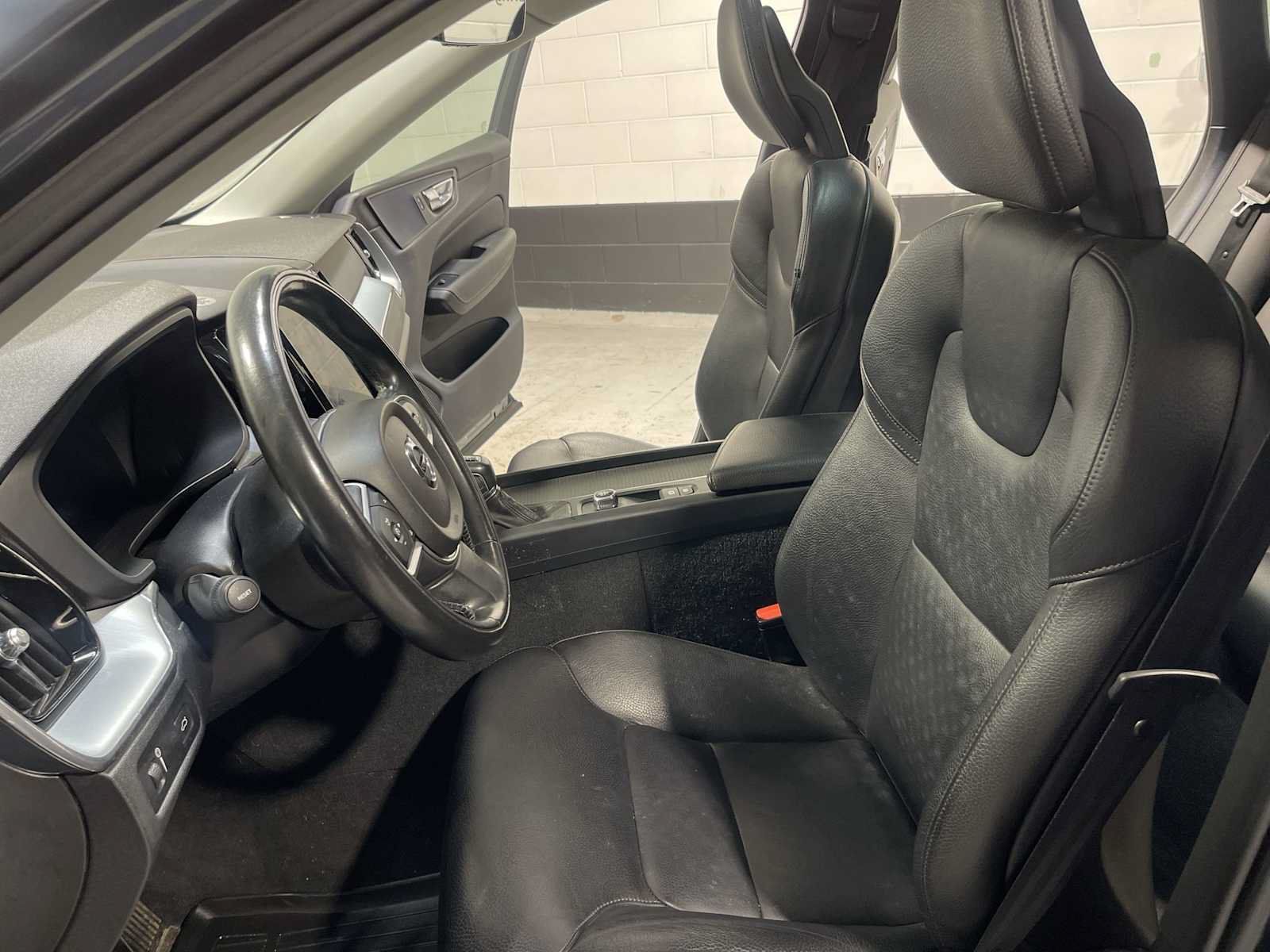 Used 2018 Volvo XC60 T5 Momentum w/ Vision Package AWD/4WD image 11