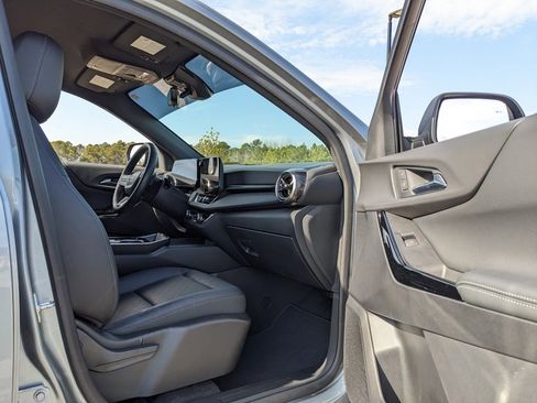 Used 2025 Chevrolet Equinox LT w/ Convenience Package II image 36