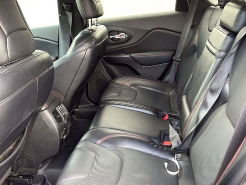 Used 2019 Jeep Cherokee Trailhawk AWD/4WD image 6
