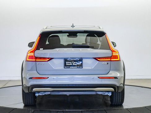 Certified 2025 Volvo V60 B5 Cross Country Plus AWD/4WD image 3