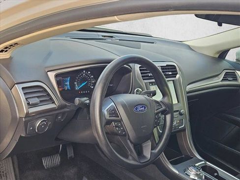 Used 2018 Ford Fusion SE w/ Fusion SE Technology Package image 10