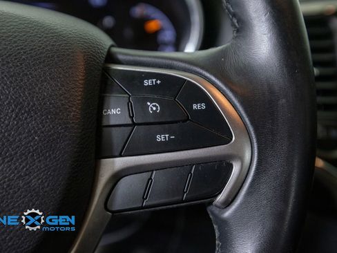 Used 2019 Jeep Grand Cherokee Laredo AWD/4WD image 15