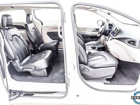 Used 2023 Chrysler Pacifica Touring-L image 28