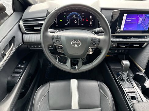 Used 2025 Toyota Camry SE w/ Convenience Package image 15