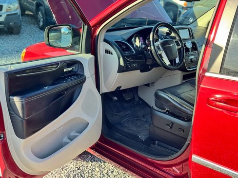 Used 2013 Chrysler Town & Country Touring FWD image 10