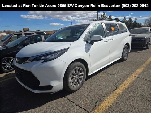 Used 2023 Toyota Sienna LE image 3