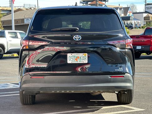 Used 2024 Toyota Sienna LE image 4