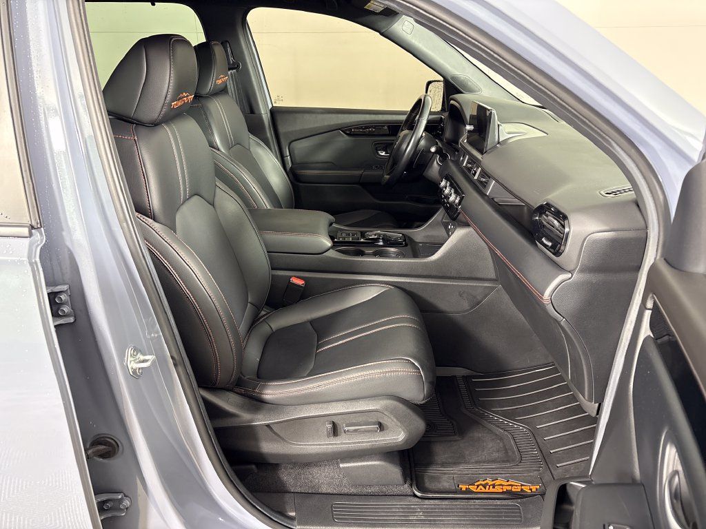 Used 2025 Honda Pilot TrailSport image 5