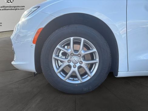 New 2026 Chrysler Pacifica Select image 14
