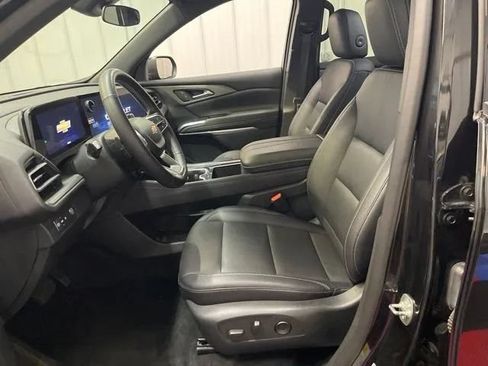 Used 2025 Chevrolet Traverse LT FWD image 12