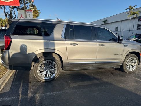 Used 2022 GMC Yukon XL SLT image 4