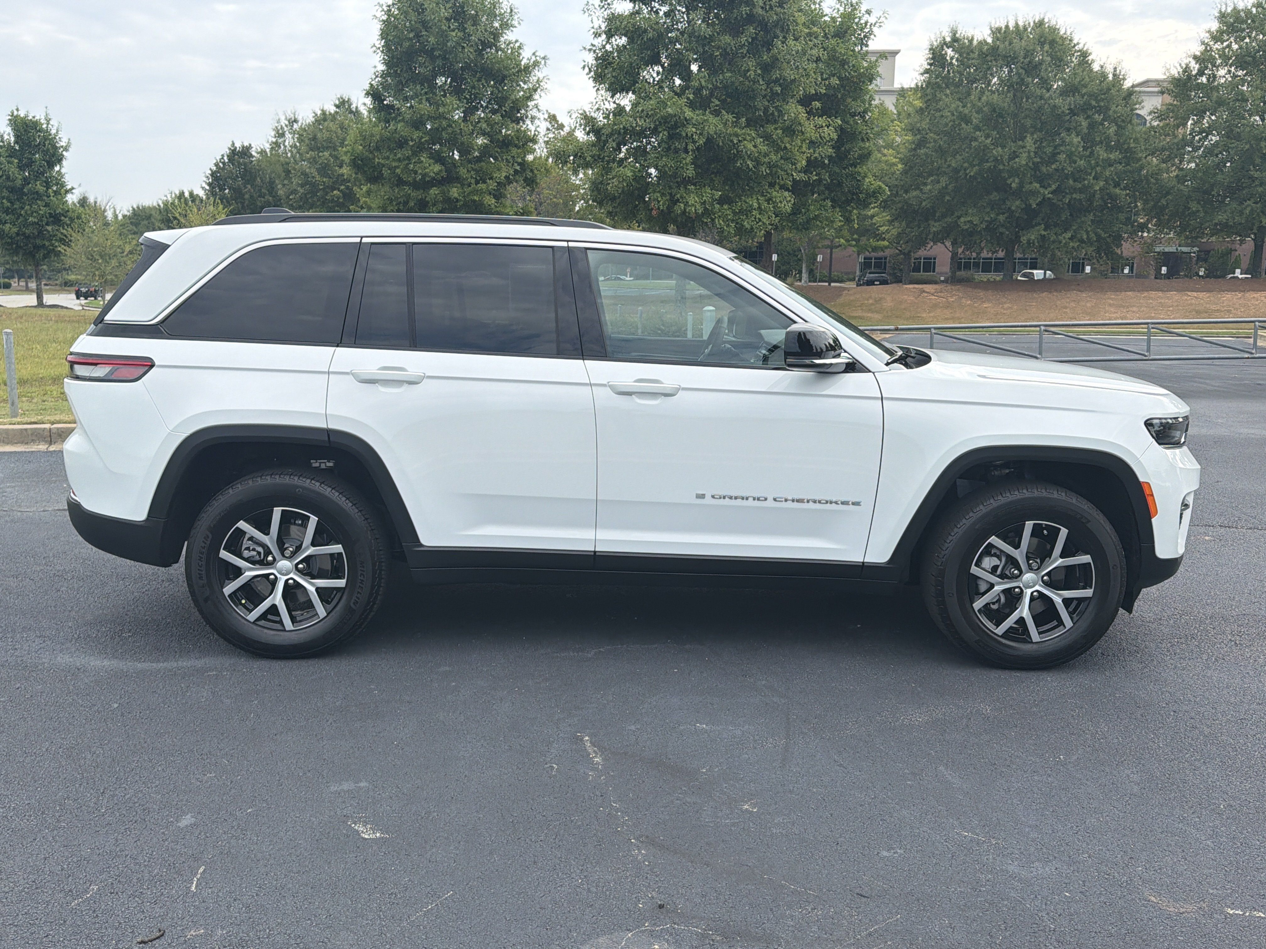 Used 2025 Jeep Grand Cherokee Limited RWD image 10
