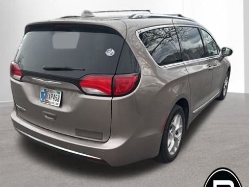 Used 2017 Chrysler Pacifica Touring-L Plus w/ Tire & Wheel Group image 6