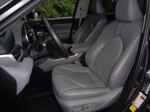 Used 2022 Toyota Highlander XLE AWD/4WD image 17