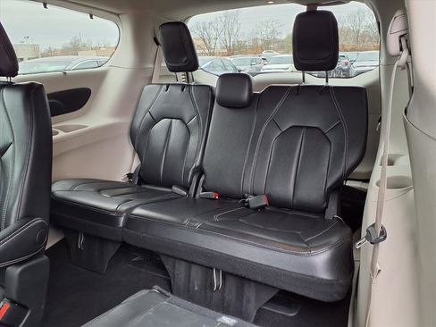 Used 2022 Chrysler Pacifica Touring-L image 29