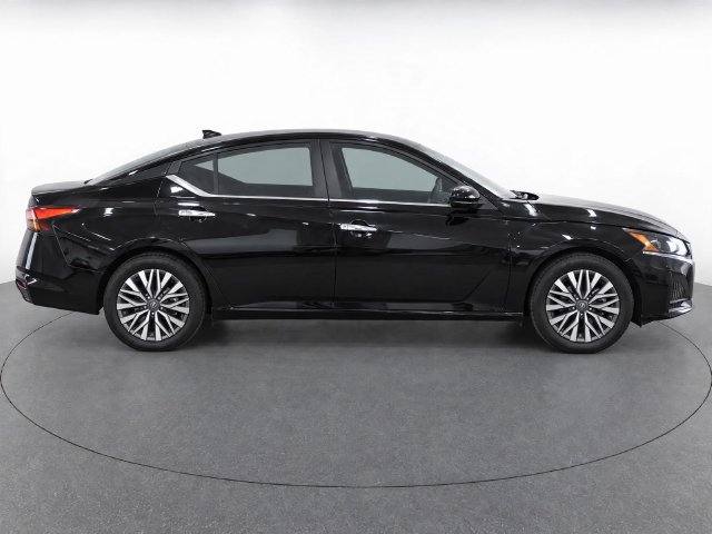 Used 2025 Nissan Altima 2.5 SV FWD image 2