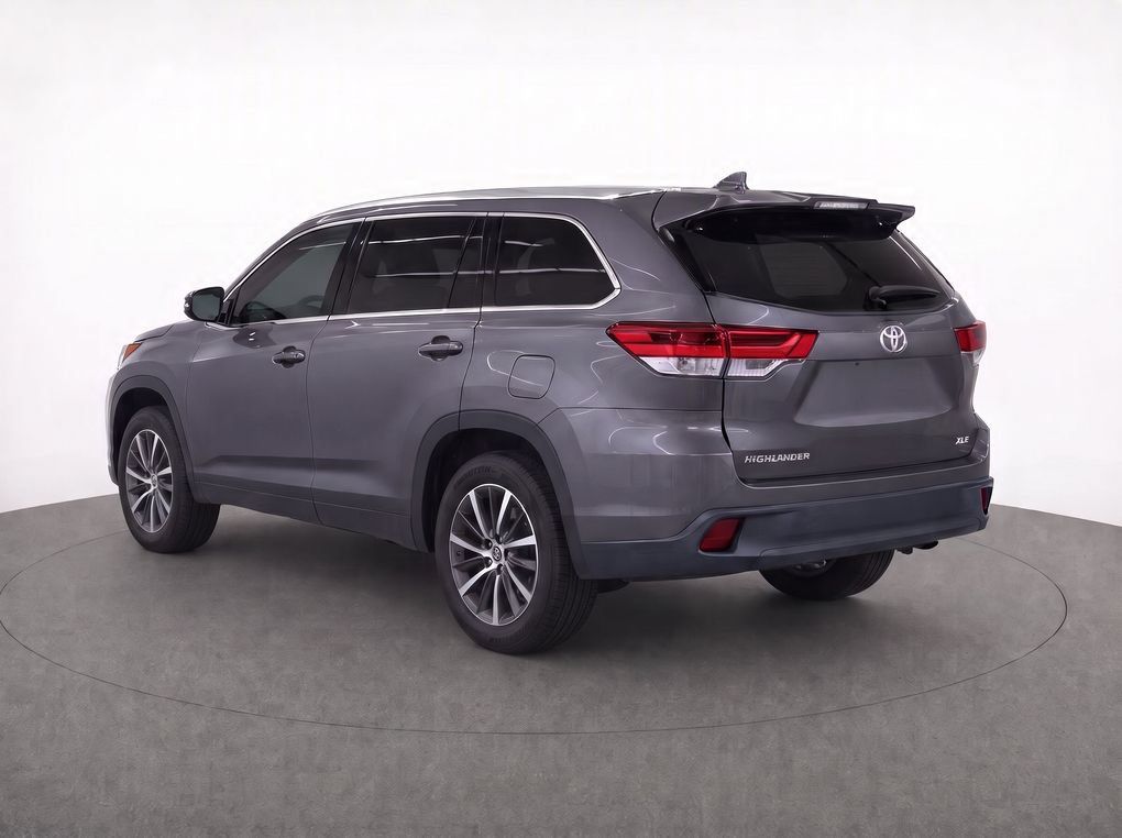 Used 2019 Toyota Highlander XLE FWD image 3