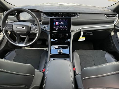 New 2025 Jeep Grand Cherokee Altitude image 17