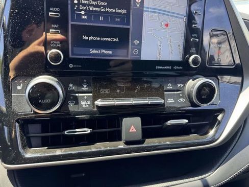 Used 2021 Toyota Highlander XLE AWD/4WD image 34