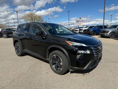 Used 2024 Nissan Rogue SV image 3