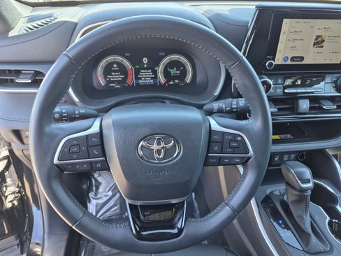 Certified 2025 Toyota Highlander XSE AWD/4WD image 9