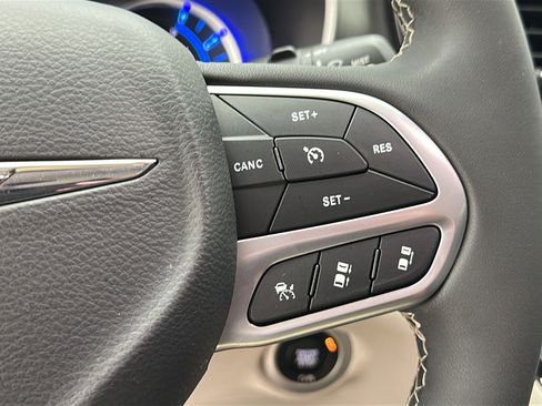 Used 2023 Chrysler Pacifica Touring-L FWD image 17
