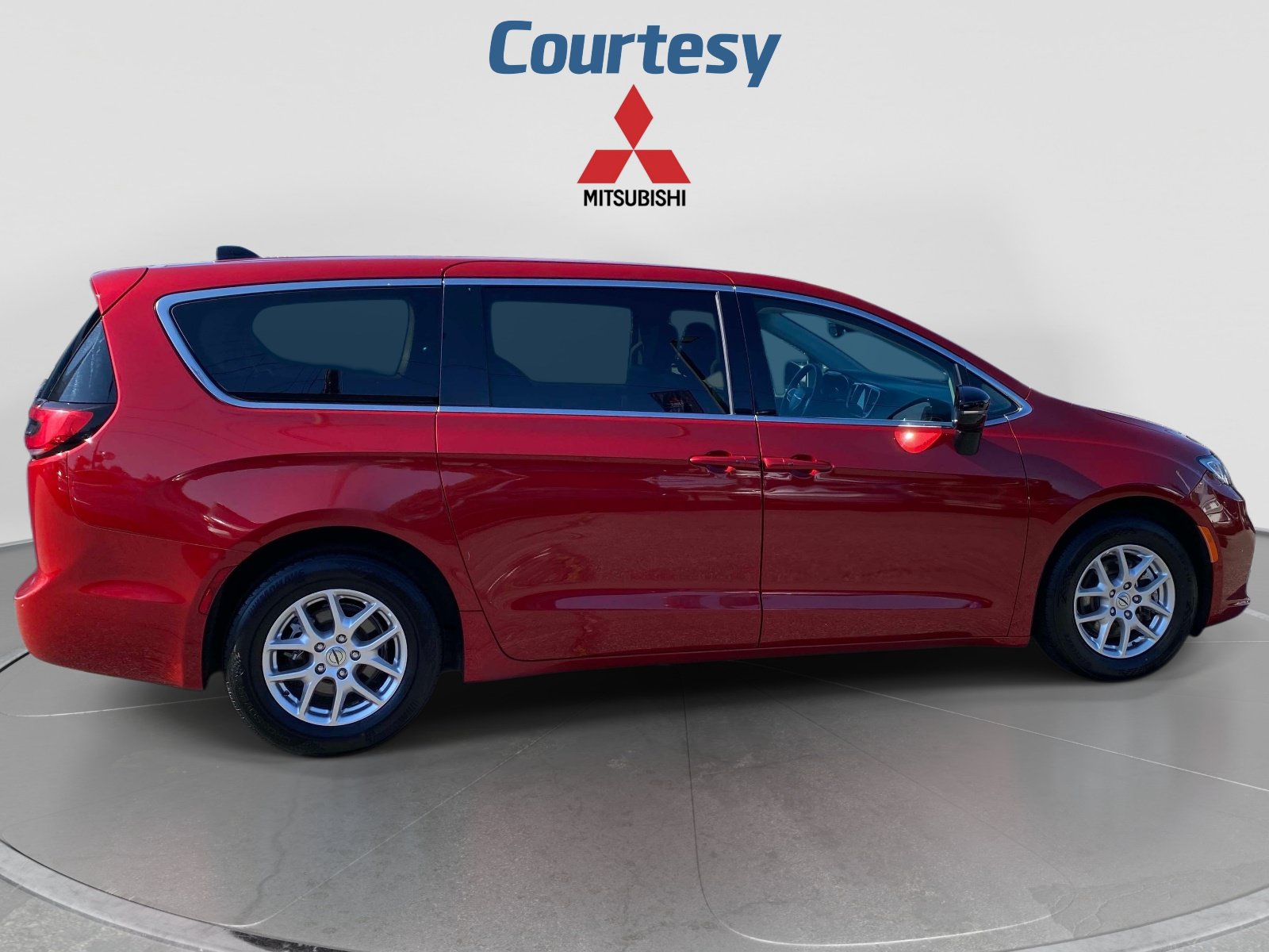 Used 2024 Chrysler Pacifica Touring-L FWD image 7