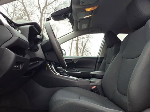 Used 2019 Toyota RAV4 LE w/ Carpet Mat Package image 27